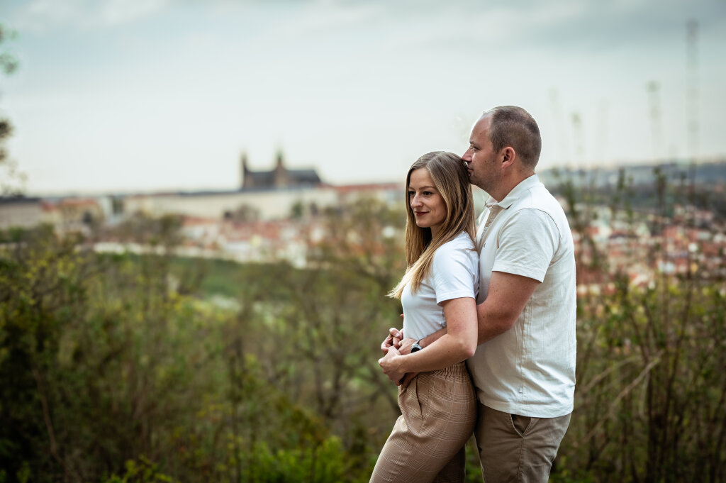 P&aacute;r s v&yacute;hledem na Pražsk&yacute; hrad - p&aacute;rov&eacute; focen&iacute; Praha.