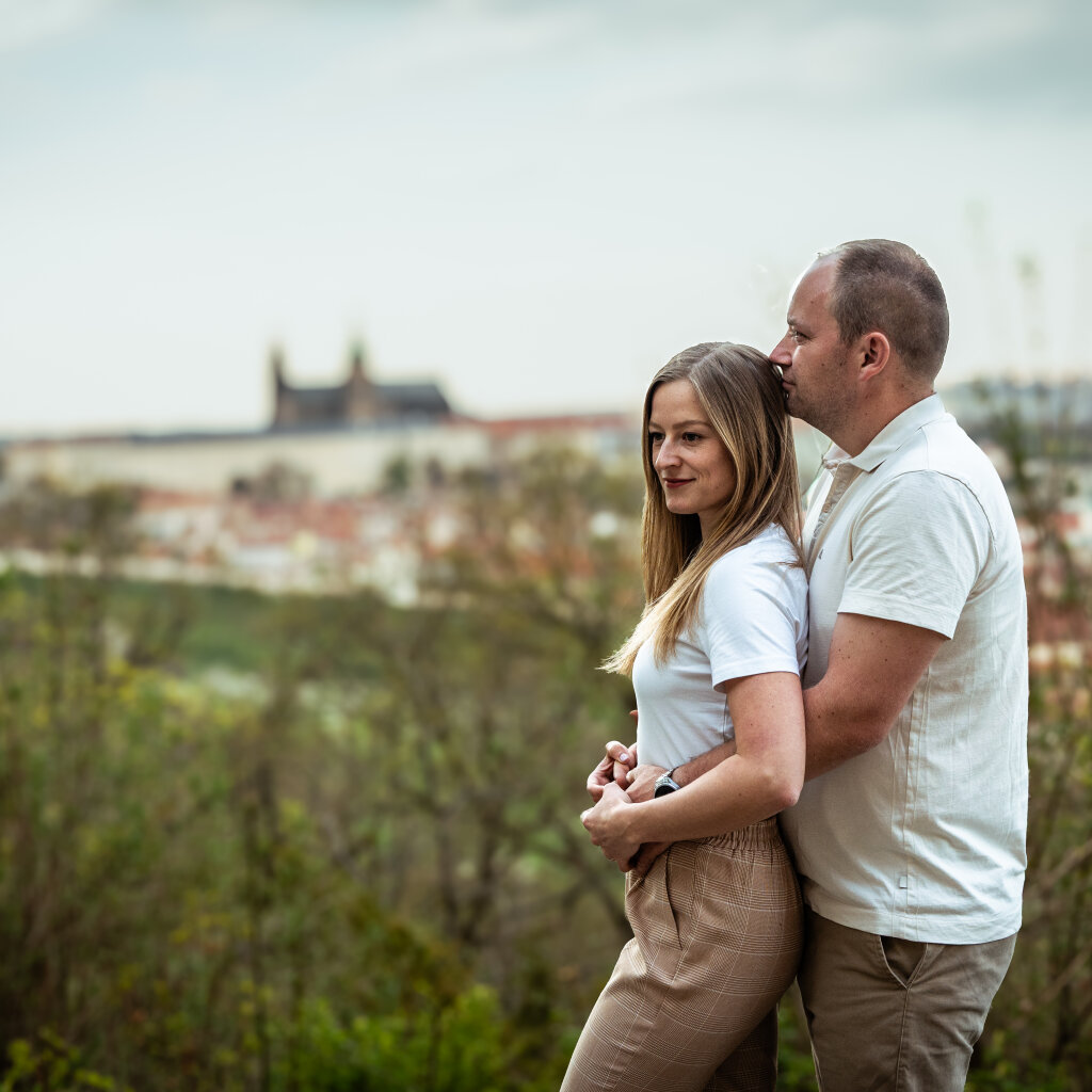 P&aacute;r s v&yacute;hledem na Pražsk&yacute; hrad - p&aacute;rov&eacute; focen&iacute; Praha.