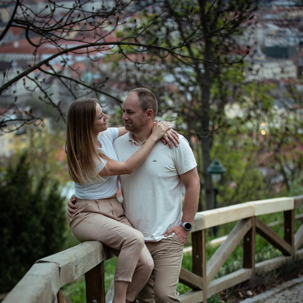 P&aacute;r na Petř&iacute;ně s panoramatem Prahy - p&aacute;rov&eacute; focen&iacute;.