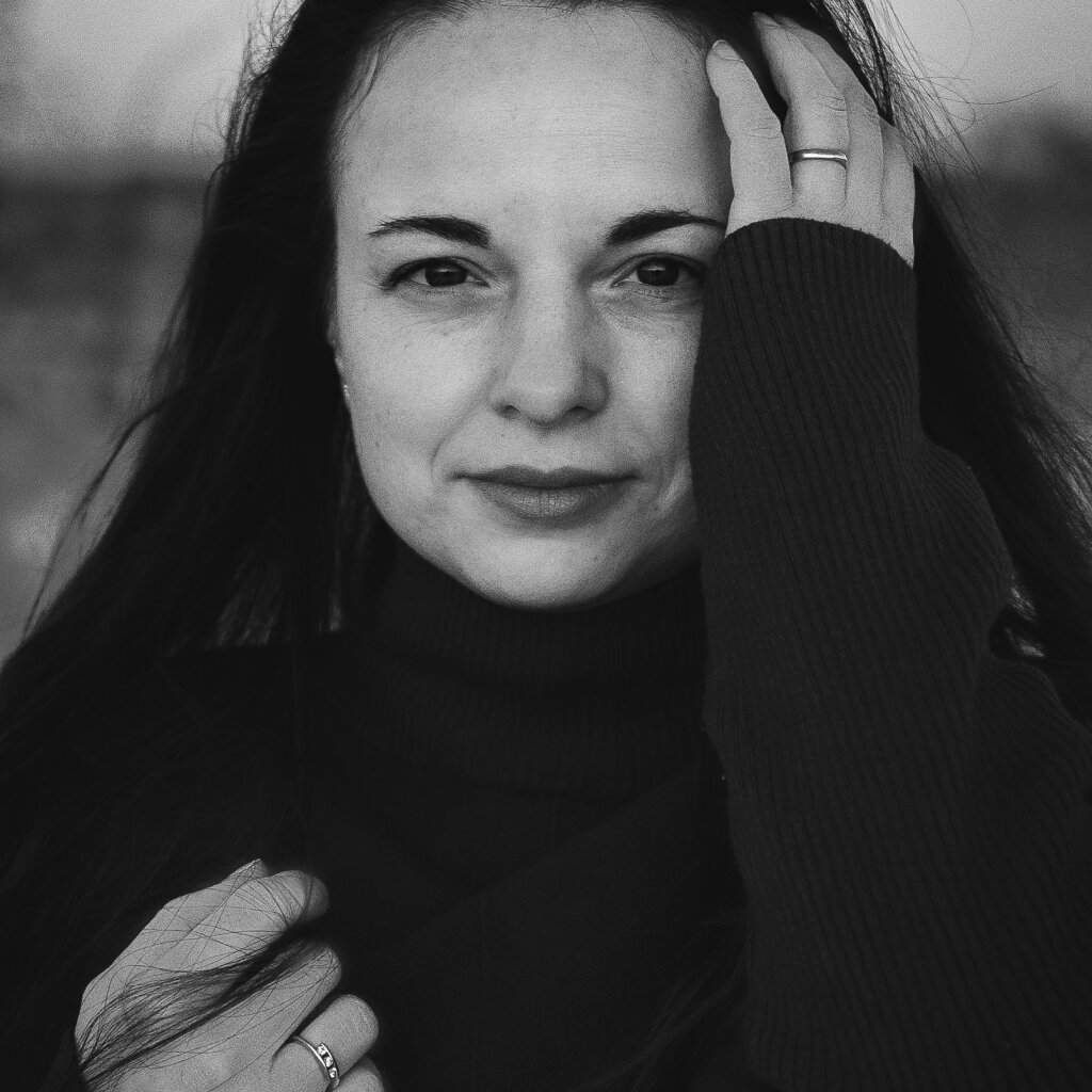 Černob&iacute;l&yacute; detailn&iacute; portr&eacute;t ženy s rukama u obličeje v rol&aacute;ku.