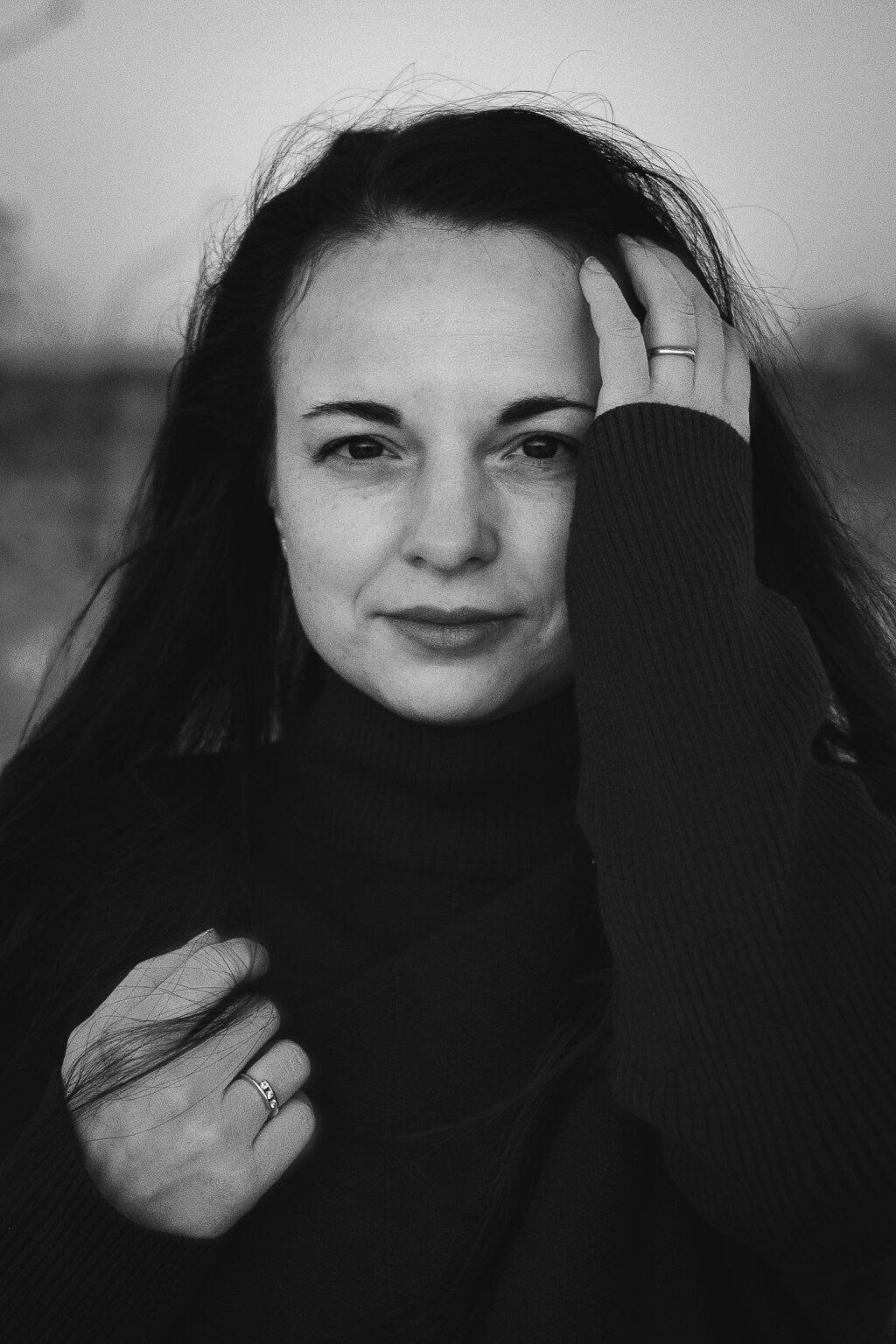 Černob&iacute;l&yacute; detailn&iacute; portr&eacute;t ženy s rukama u obličeje v rol&aacute;ku.
