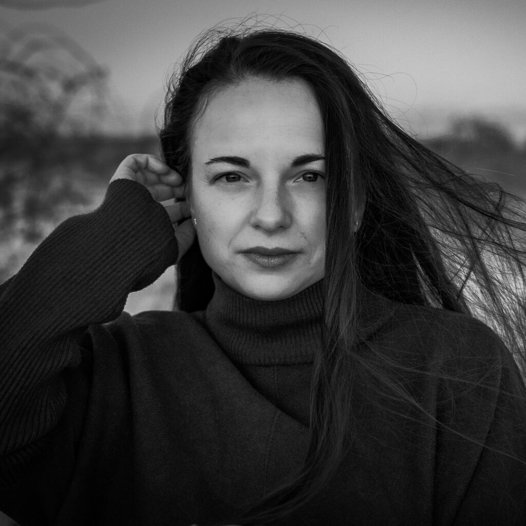 Černob&iacute;l&yacute; portr&eacute;t ženy s vlasy vlaj&iacute;c&iacute;mi ve větru.